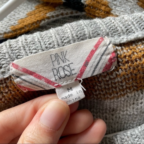 M- Pink Rose Gray Knit Sweater with Geometric Designs - Picture 3 of 3